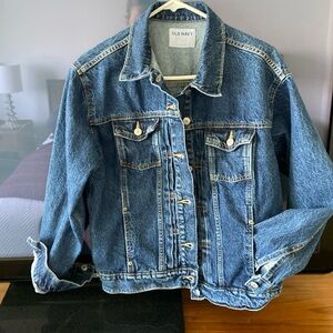 The perfect Jean jacket. Inside pockets perfect for iPhone and keys.